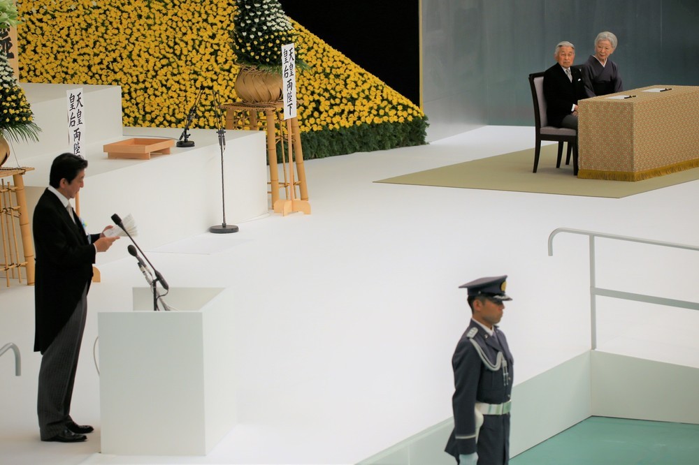 式辞を読み上げる安倍晋三首相（手前）