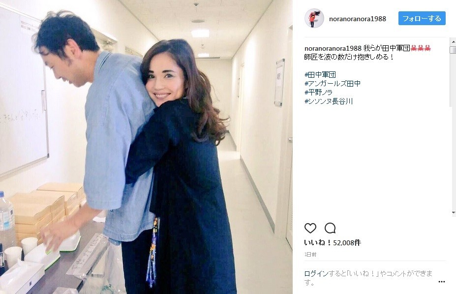 ギュッと抱きついたバックハグショット（画像は公式インスタグラムのスクリーンショット）