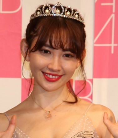 こじはる写真に「見せパンが素敵」　チラリのぞいたブランド・ロゴは...