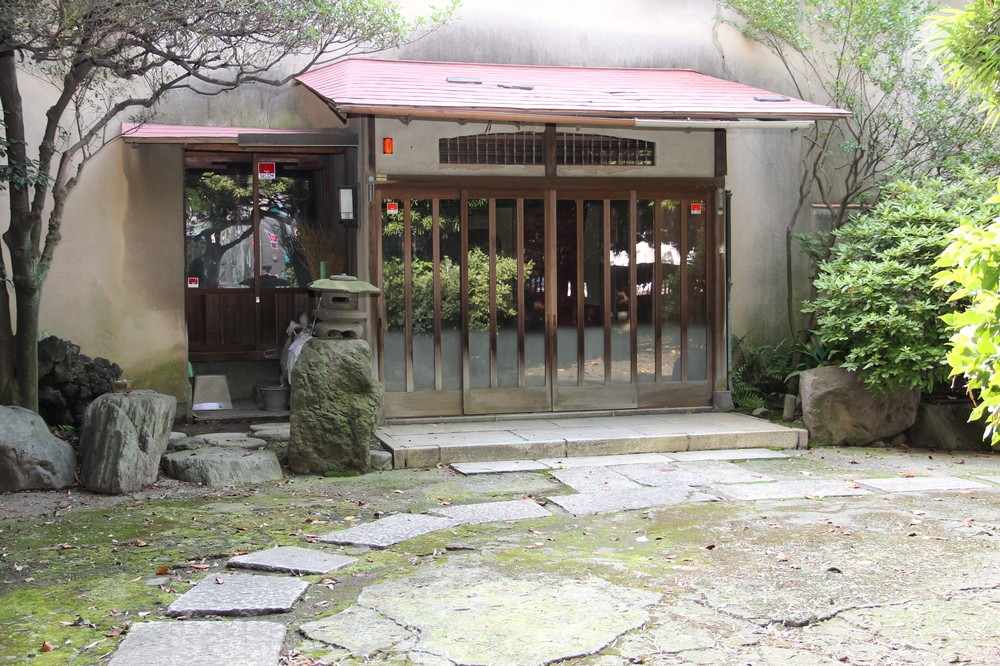 人の気配なく、ひっそりと佇む