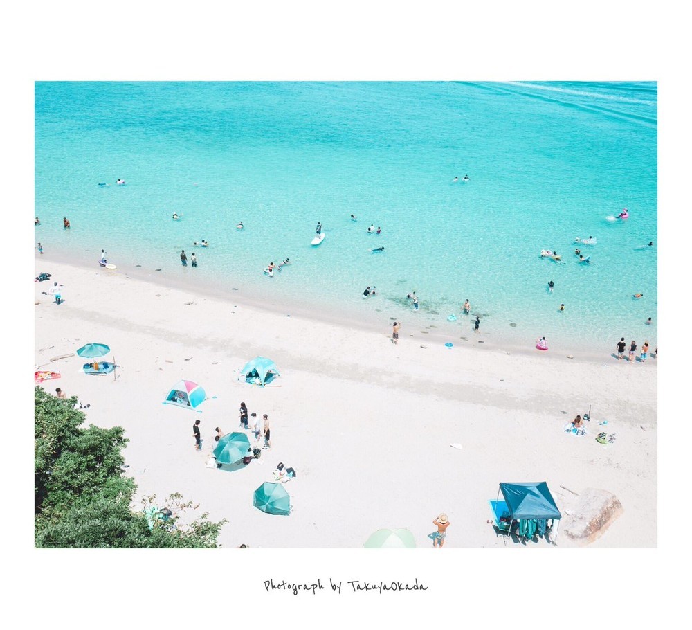 多くの人々が海水浴をしている（同）