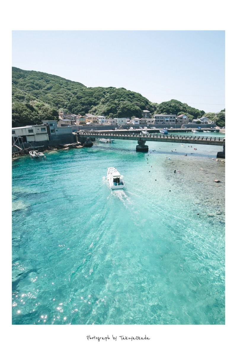 橋に向かって走っている船（同）