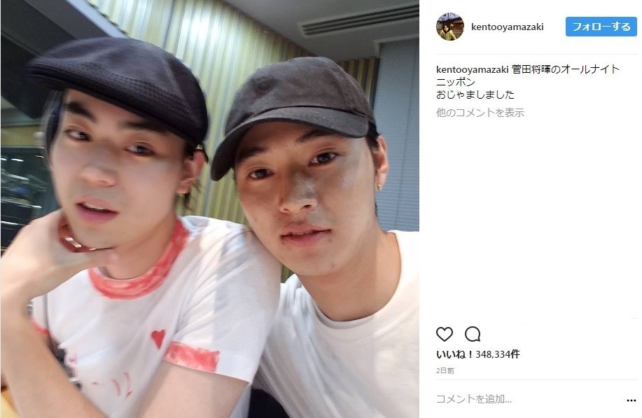 反響を呼んでいるツーショット写真（画像は山崎さん公式インスタグラムのスクリーンショット）