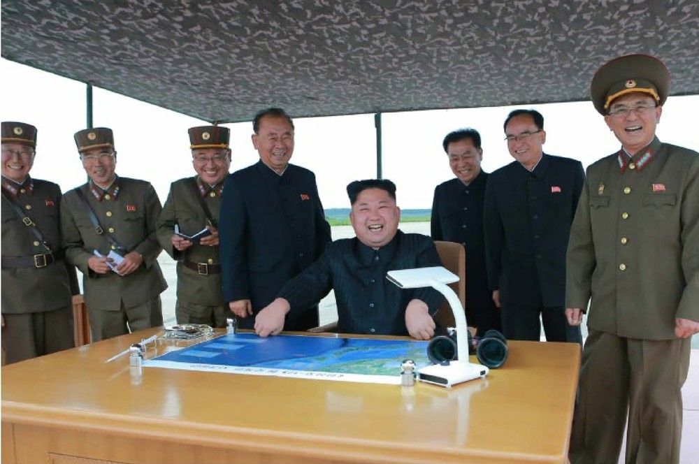 弾道ミサイルの発射には金正恩委員長（写真中央）も立ち会った（写真は労働新聞から）