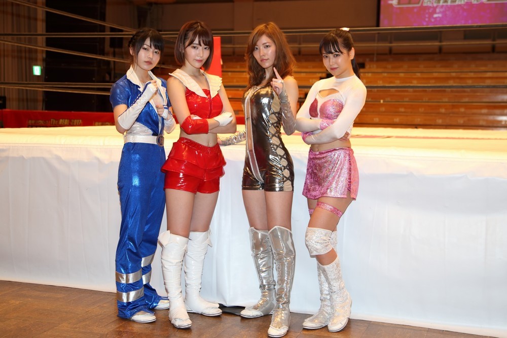イベント終了後に取材に応じた4人。左から横山由依さん、宮脇咲良さん、松井珠理奈さん、白間美瑠さん