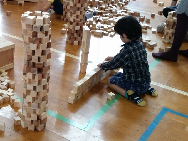 「園児の声うるさい」の主張の方がうるさい　保育園「開園延期」めぐり茂木氏ら参戦