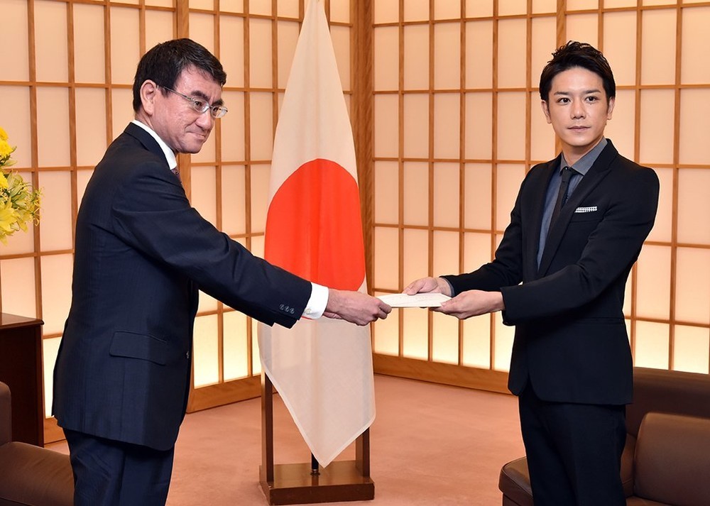 日UAE親善大使の委嘱状を河野太郎外相から交付される滝沢秀明さん（写真は外務省公式ツイッターから）