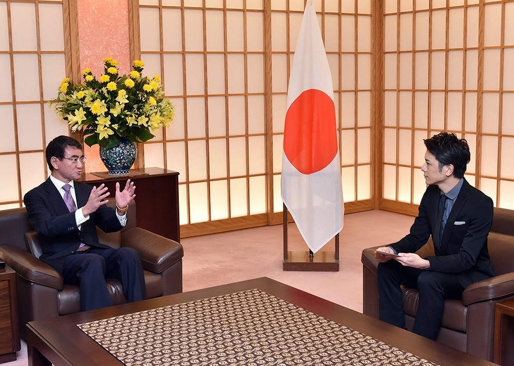 河野太郎外相と座って話す滝沢秀明さん（写真は外務省公式ツイッターから）