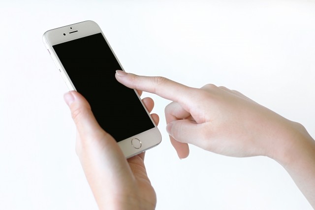 スマホカメラで心臓の健康状態がわかる　米大学開発、首に当てるとアプリが表示