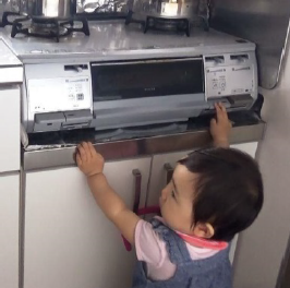 コンロのグリルで子どもがやけど　つかまり立ちの１歳前後が危ない！