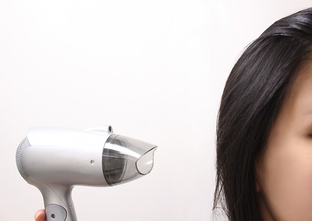 ボリューム出すぎる厄介なくせ毛も<br />　霧吹き＋ドライヤーですっきりヘアー実現