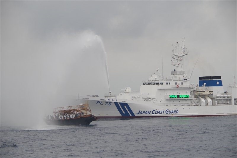 海保、北朝鮮漁船への「放水写真」公開　EEZ内での取り締まり強化