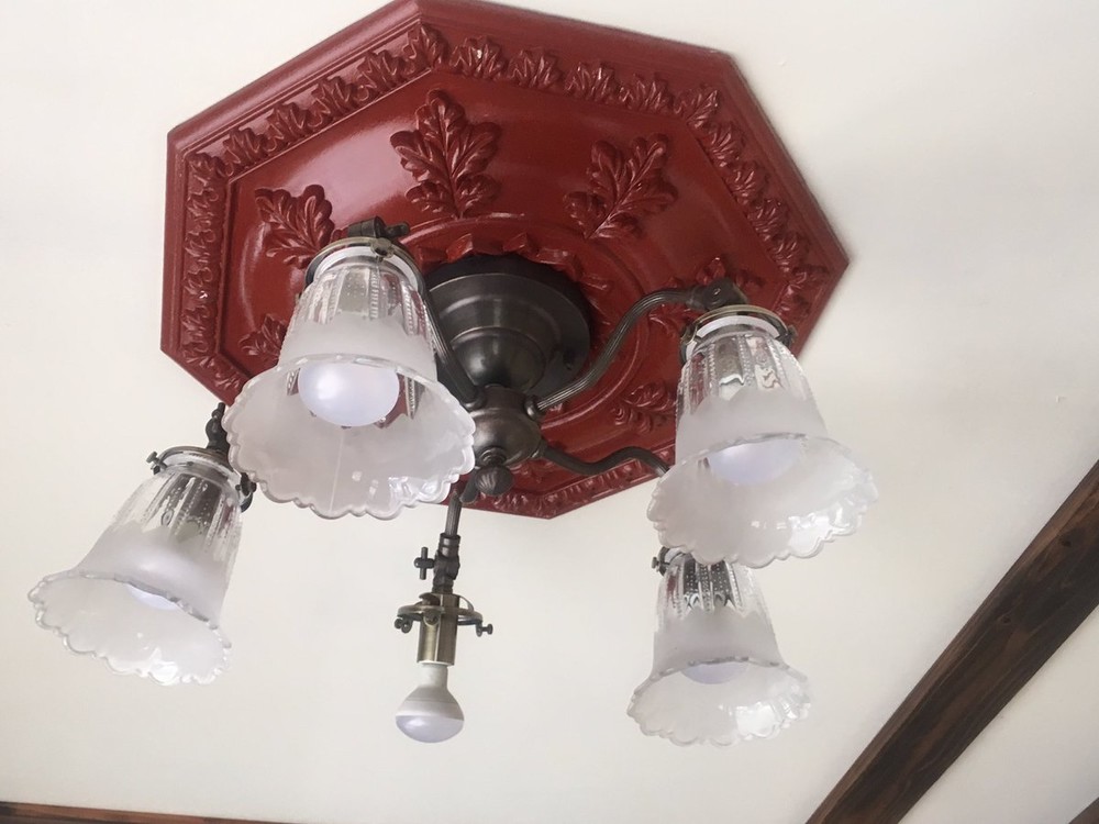 待合室に照明された照明。電球が一部露出した状態になっていた（画像はツイッターより。投稿者の許諾を得て使用しています）