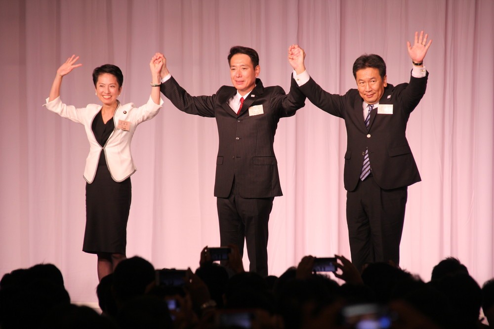 蓮舫前代表（左）、枝野幸男氏（右）と檀上で手をつなぐ前原氏