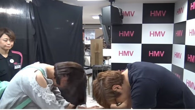 握手中は頭を深々さげる