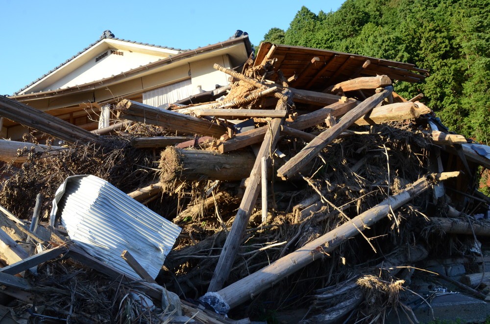 北小路集落では大量の流木が家屋を押しつぶし、犠牲者が出た
