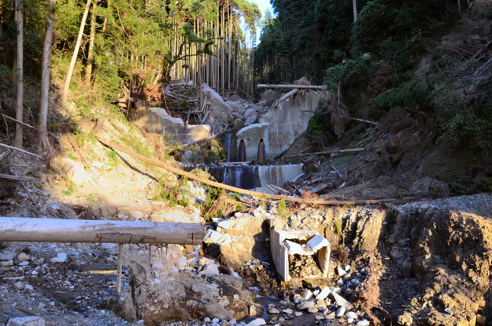 土石流に破壊された砂防堰堤が無残な姿をさらしていた
