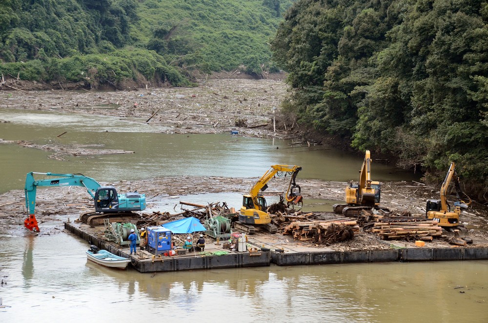 寺内ダムでは流木の撤去作業が続くが、奥にはまだ数えきれないほどの木が見える
