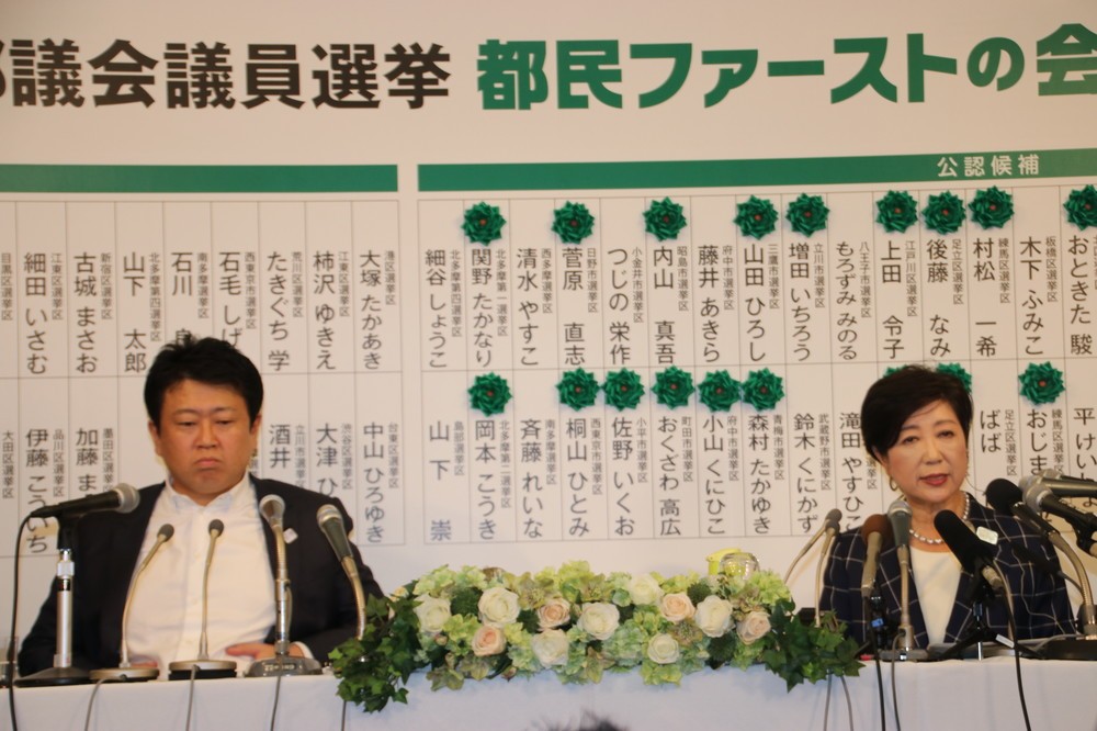 都民ファは2017年7月の都議選直後に代表が交代したばかりだった。左側が野田数氏。右側が小池百合子氏