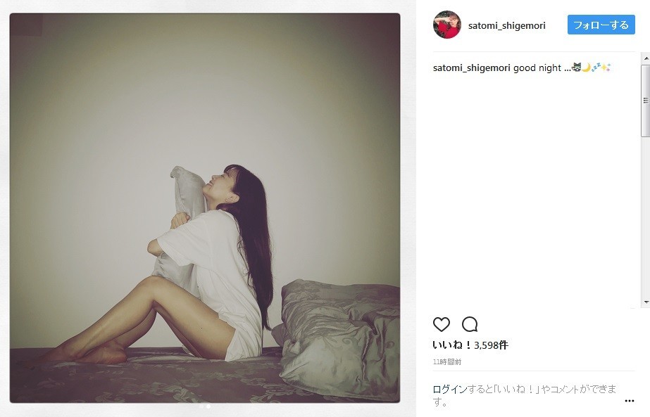 枕をぎゅっとしているショット（画像は公式インスタグラムのスクリーンショット）