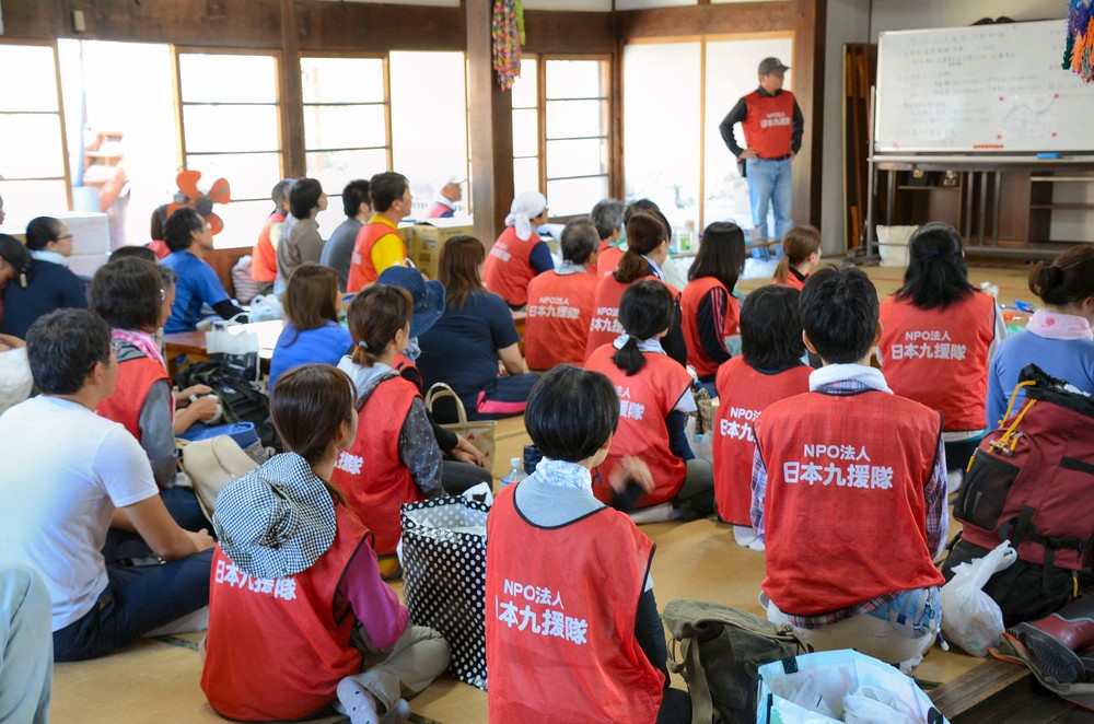 集まったボランティアの人たちが、現場に向かう前の事前説明を受ける