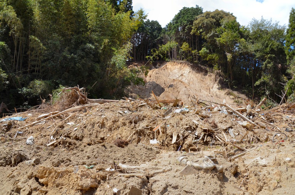 被害が大きかった杷木松末地区で、土砂崩れが起きていた