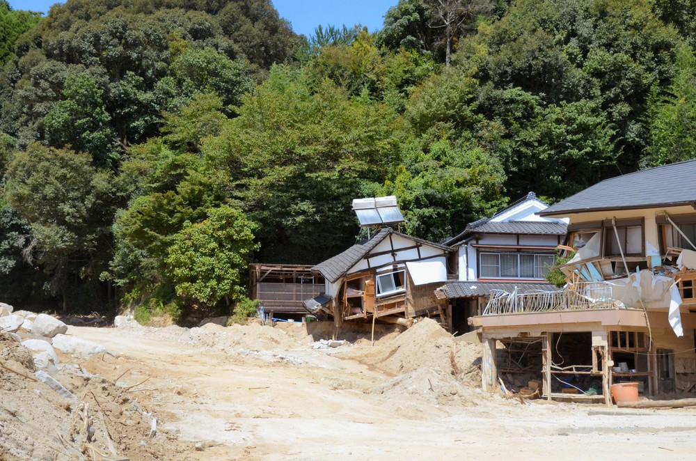 豪雨と土石流の影響で大きく損壊した住宅