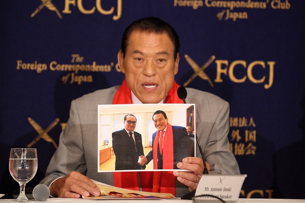 李洙墉（リ・スヨン）朝鮮労働党副委員長との写真を手に臨むアントニオ猪木参院議員