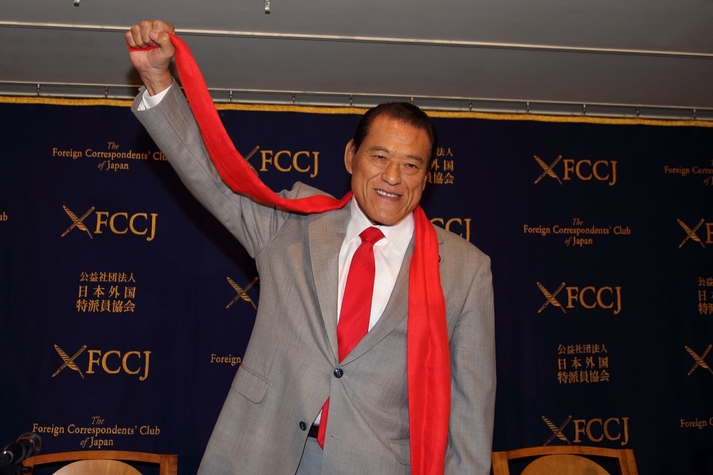 記者会見するアントニオ猪木参院議員