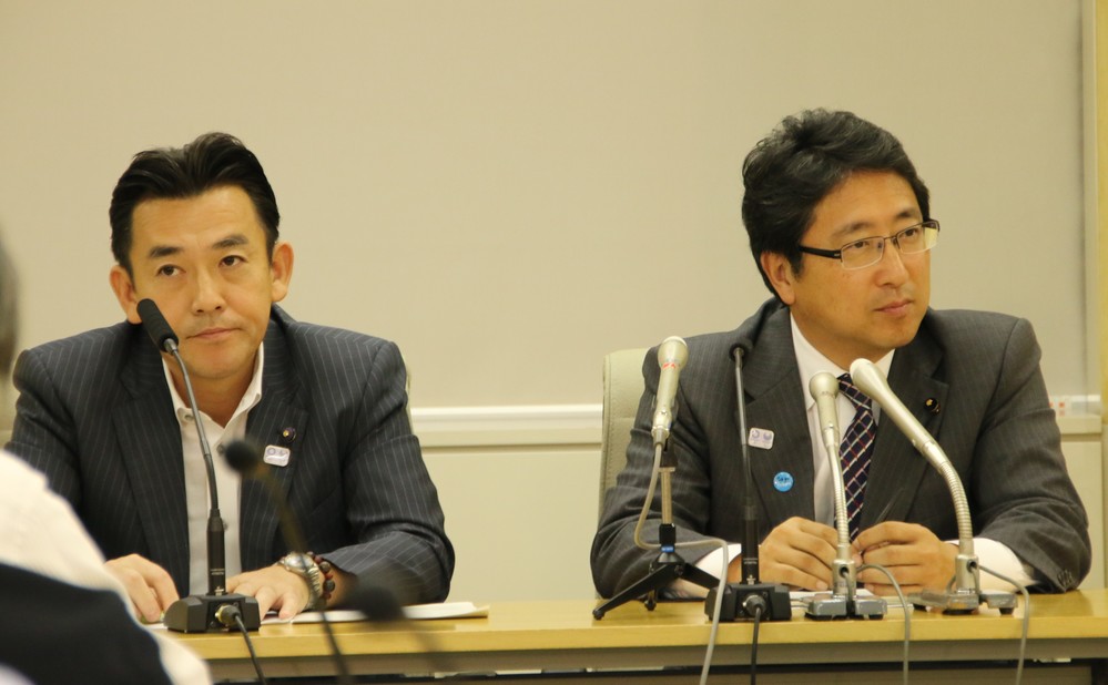 増子博樹幹事長（右）と山内晃政調会長