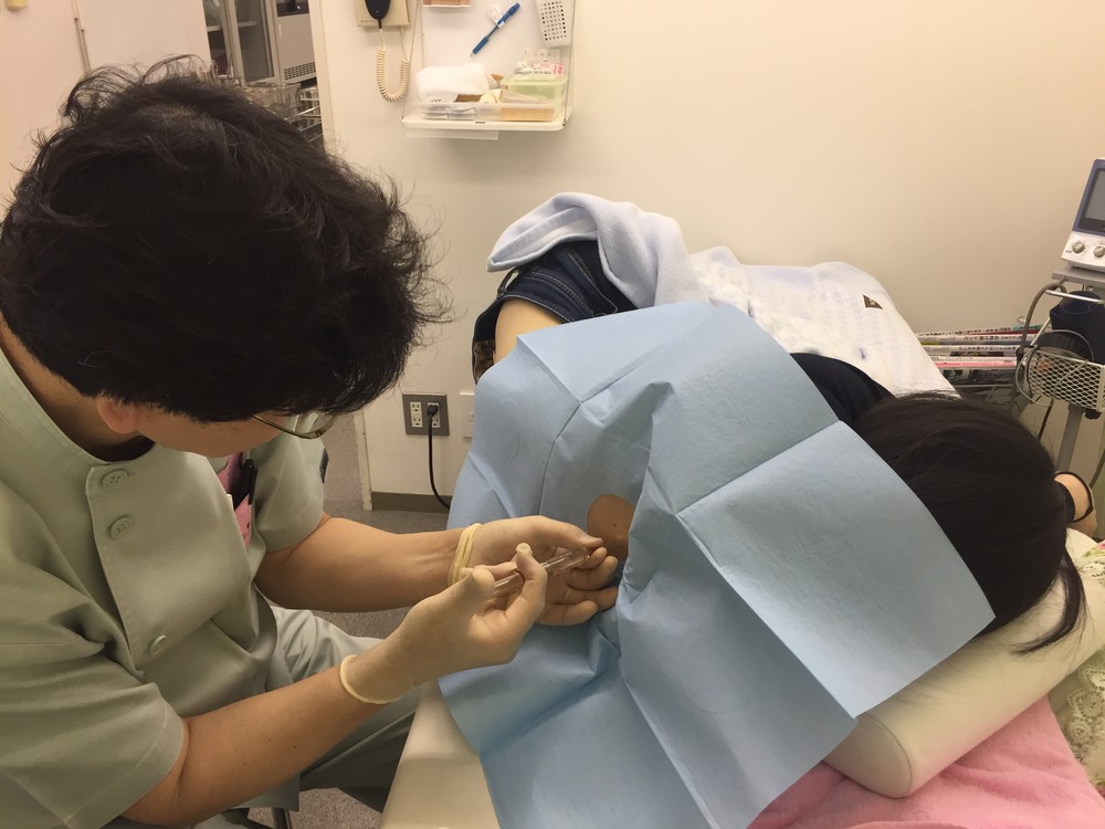 体中に40か所以上の注射を打つという塚本さんの治療の様子　（写真クレジット：塚本明里）