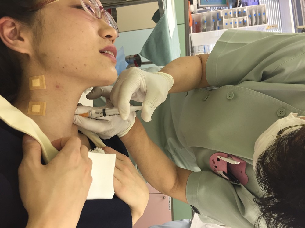 体中に40か所以上の注射を打つという塚本さんの治療の様子　（写真クレジット：塚本明里）