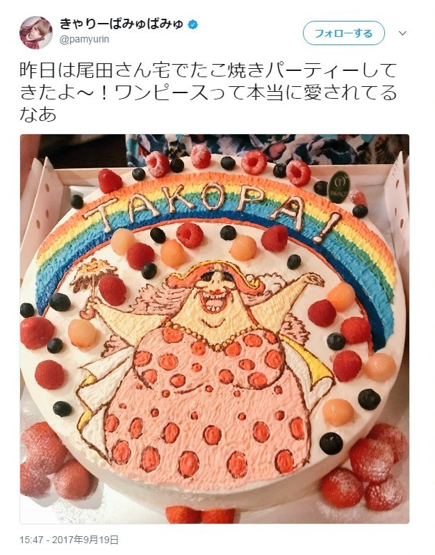 豪華なデコレーションケーキを披露（画像はきゃりーさん公式ツイッターのスクリーンショット）