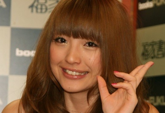 木下優樹菜の「幸せ家族写真」に反響　夫・娘と出かけた先は？