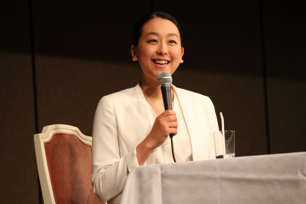 浅田真央、公式インスタ開設！　姉・舞との「3ショット」写真も