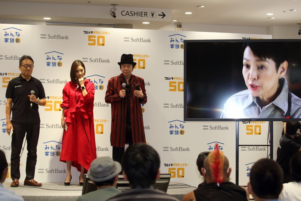 新CMを見守る出演者と宮内社長