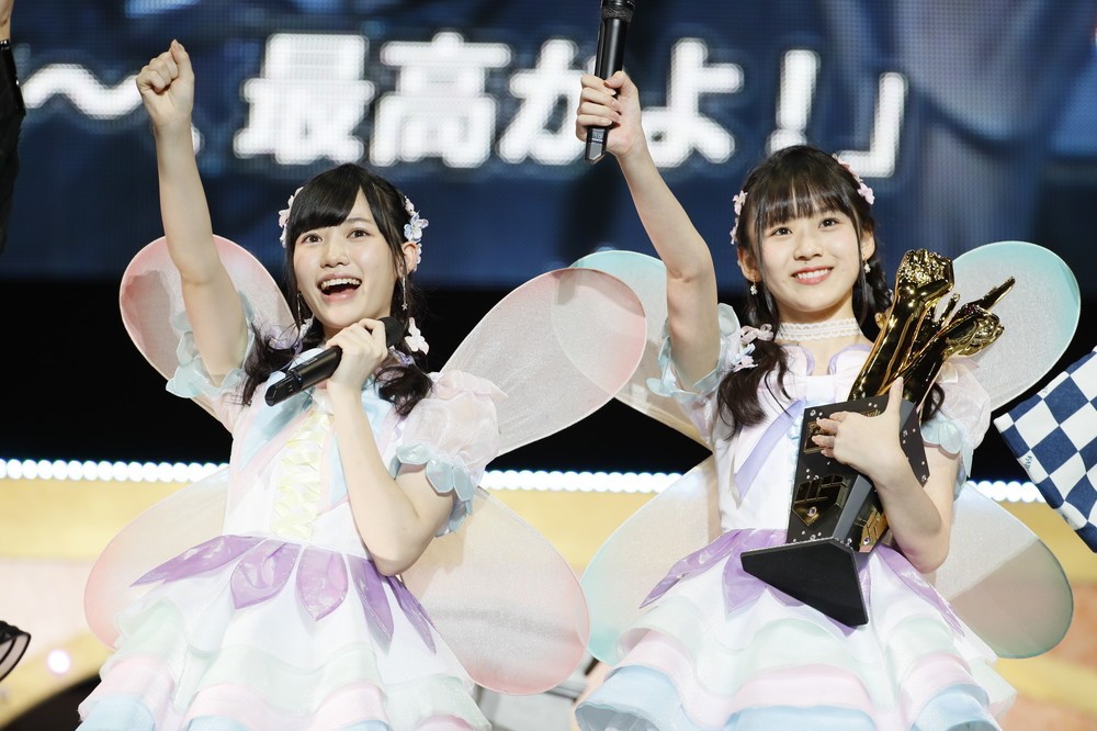 優勝を果たした「fairy w!nk（フェアリーウィンク）」。左からHKT48の運上弘菜さん、荒巻美咲さん　（c）AKS