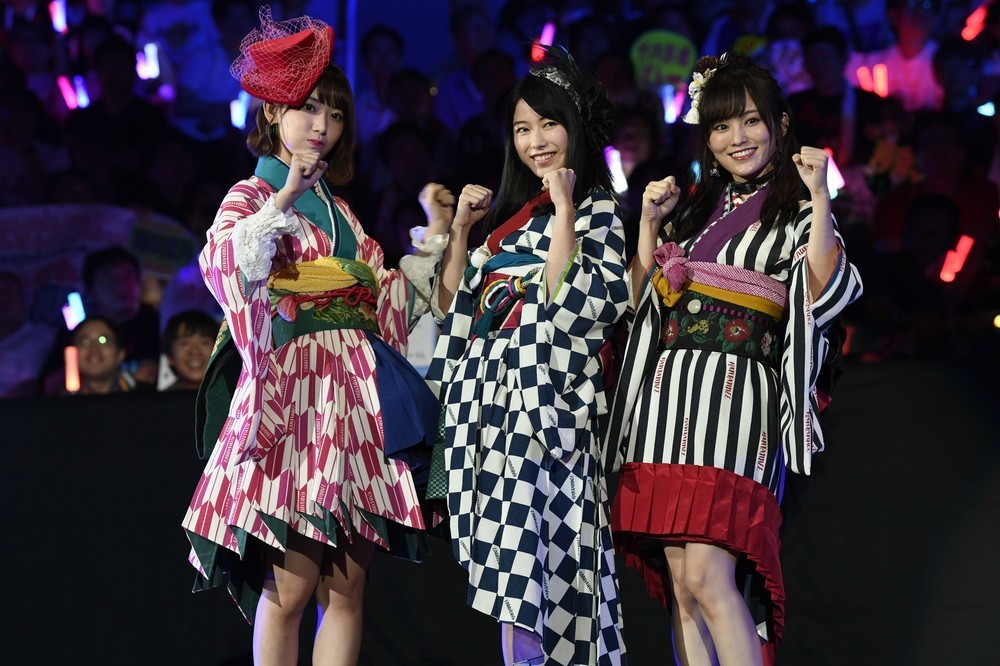 横山由依さん、宮脇咲良さん、山本彩さんによる「はんたんねぇ」初戦で敗退した　（c）AKS
