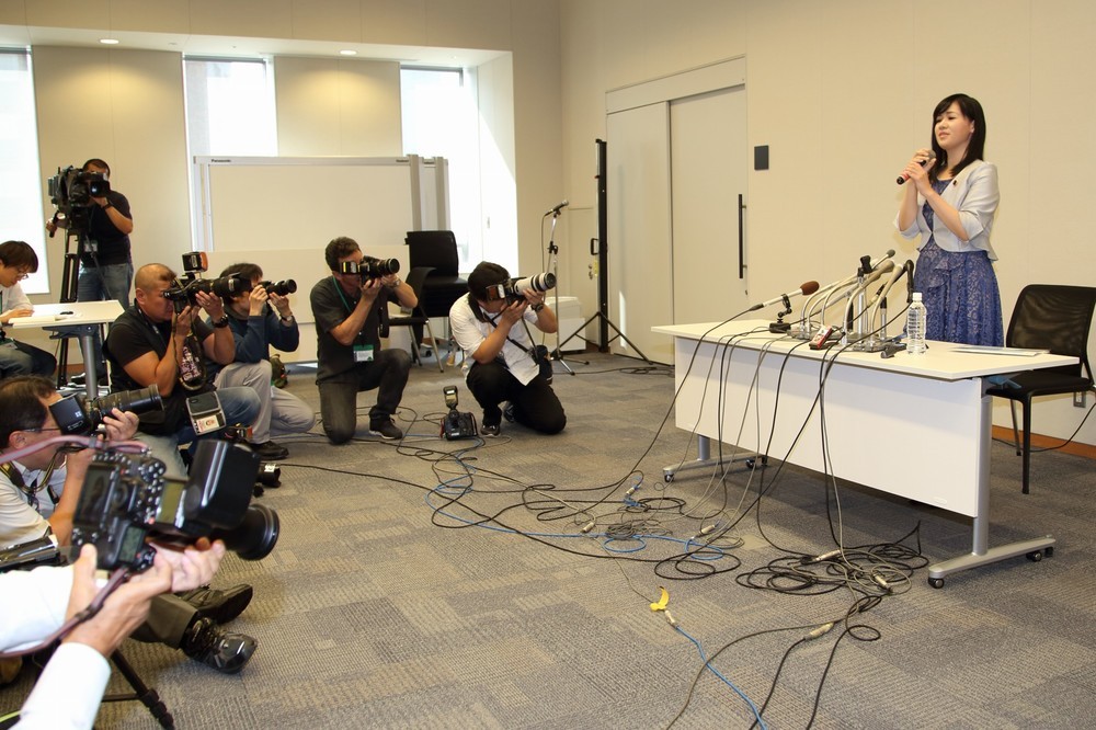 記者会見には多くの報道陣が集まった
