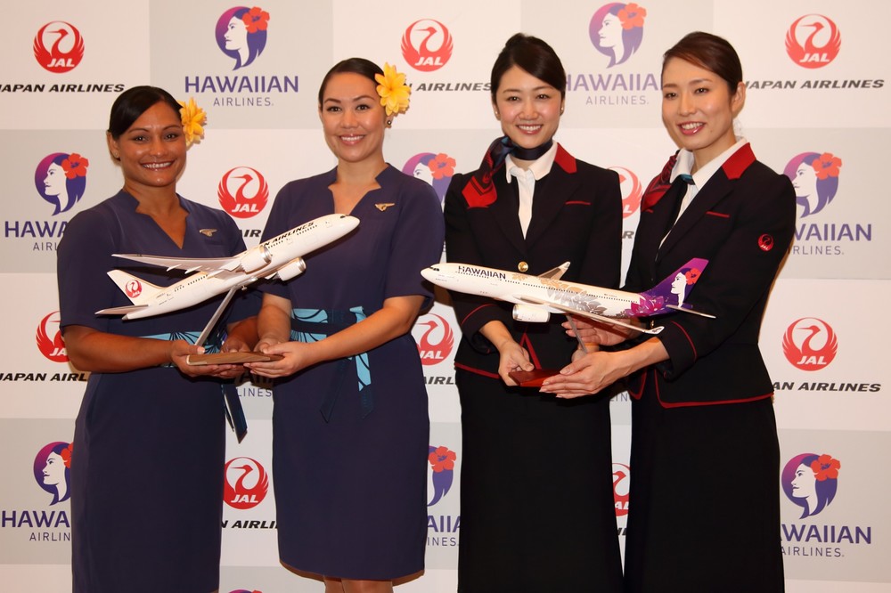 ハワイアン航空（左）と日本航空（右）の客室乗務員（CA）