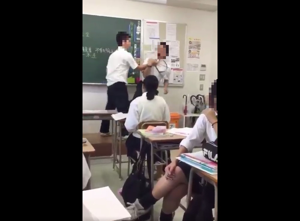 高１生徒が教師を蹴る  動画拡散　生徒ついに逮捕