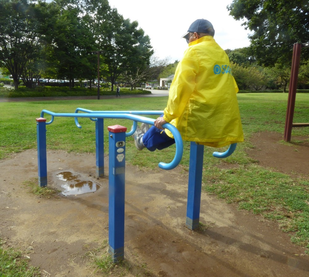 「青空スポーツジム」公園に行こう！　中高年用「健康遊具」を試してみた