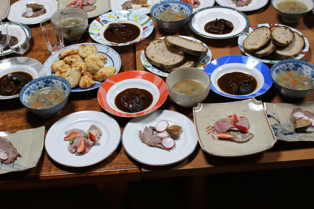 シカを捕獲する「レビヤヤークト」のメンバー。シカ・イノシシ肉料理の「阿波地美栄（あわじびえ）」（OTSUCLEののホームページから）