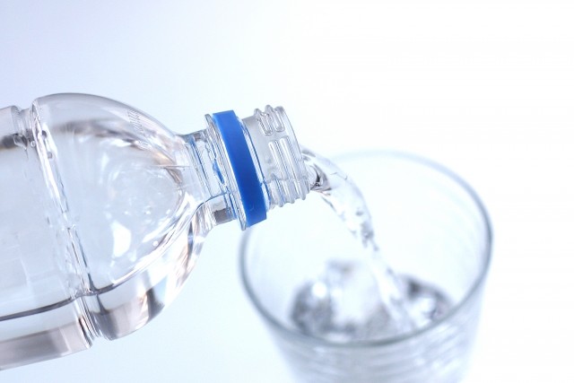水の飲みすぎは危ない　脳が腫れ死に至った事例も