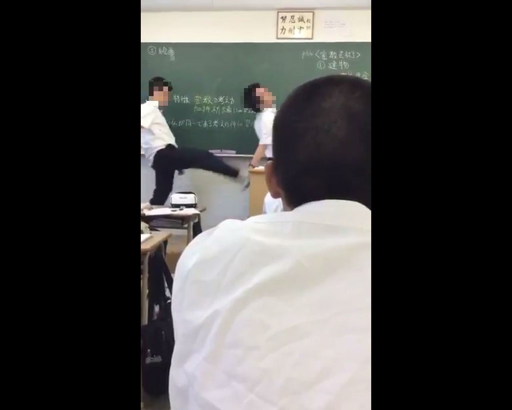生徒が教員の腰あたりを強く蹴り付ける場面も（画像は投稿者の提供動画より）