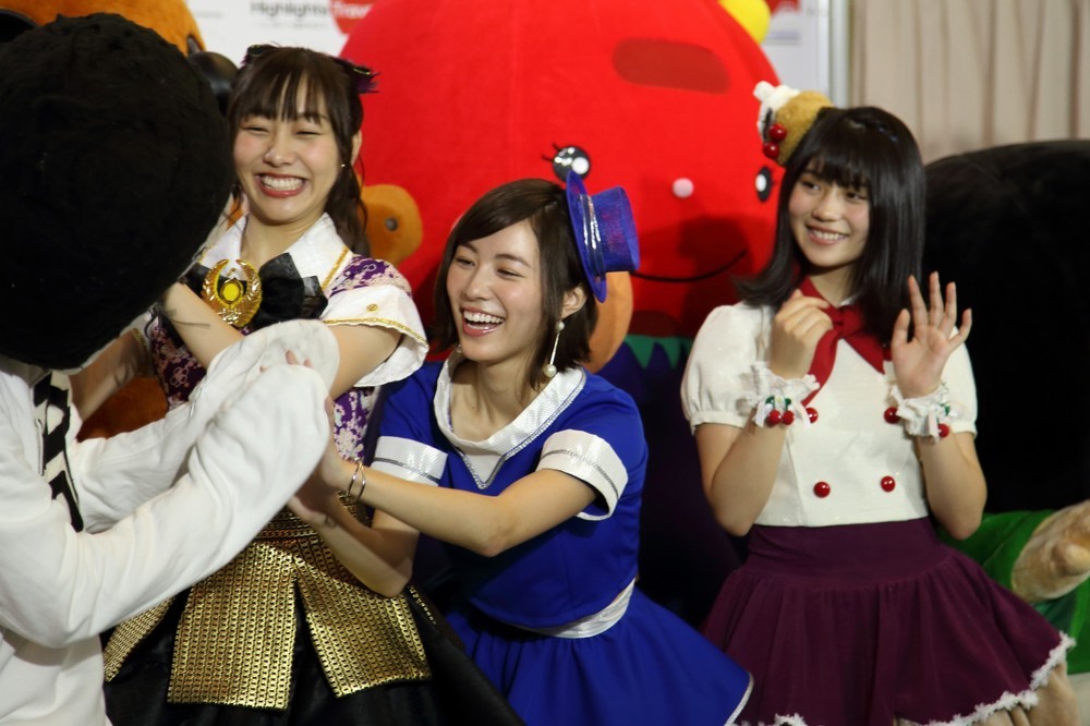 岡崎市の「オカザえもん」（手前右）はSKEメンバーにも大人気だった