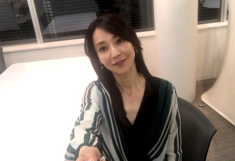 セルカ棒を使った自撮り写真（画像は公式ブログのスクリーンショット）