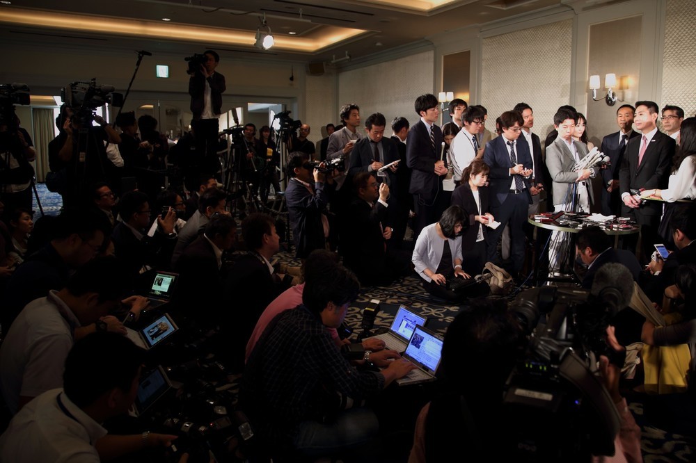 多くの報道陣が集まったため、ぶら下がり会見は急きょホテルの部屋で行われることが決まった