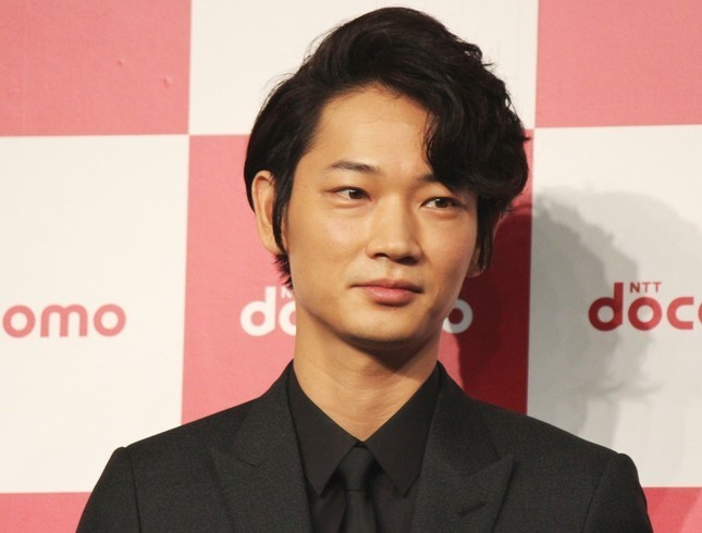 俳優の綾野剛さん（2015年9月撮影）