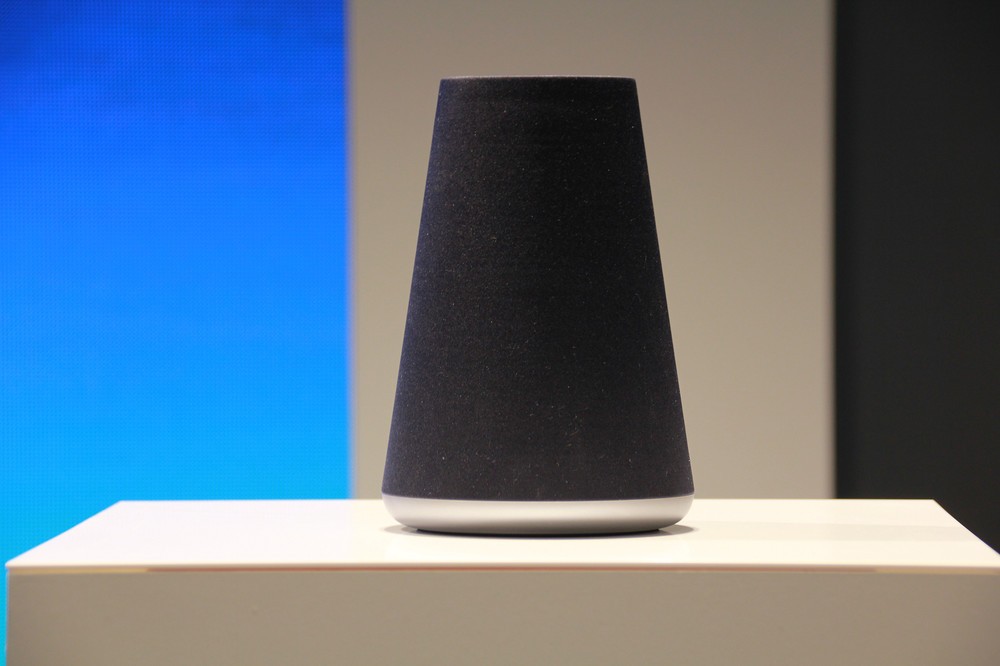 会見場で披露された「Clova WAVE」
